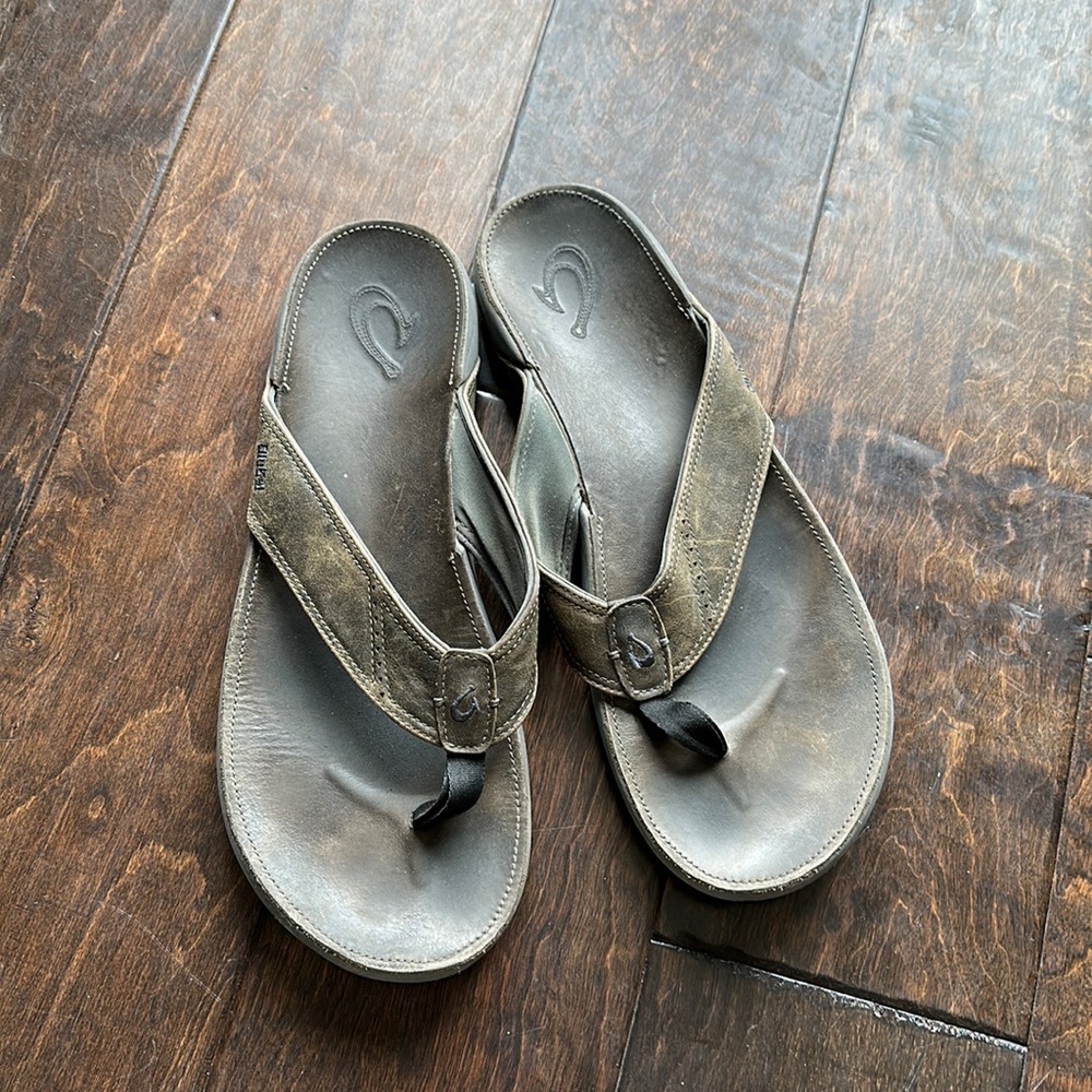 Olukai grey distressed  leather flip flop